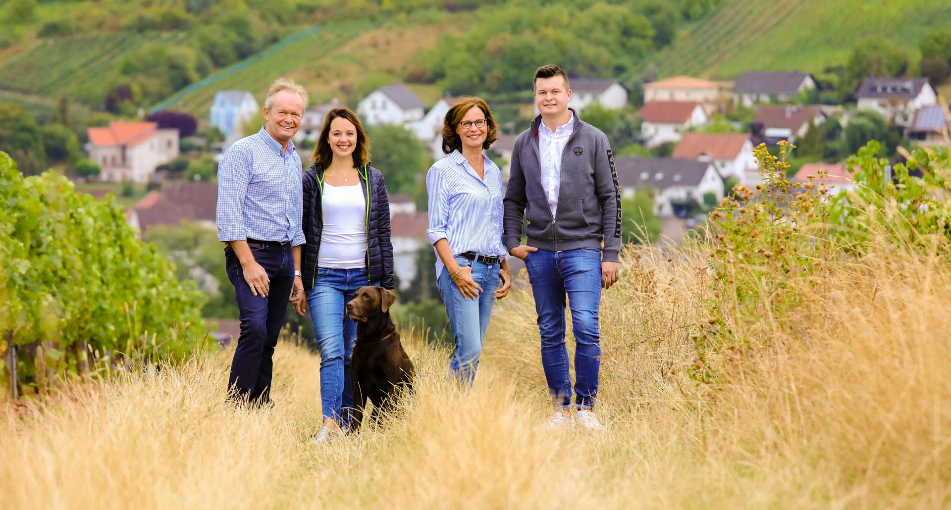 Familie Kruger vom Weingut Kruger unterwegs in den Weinbergen 